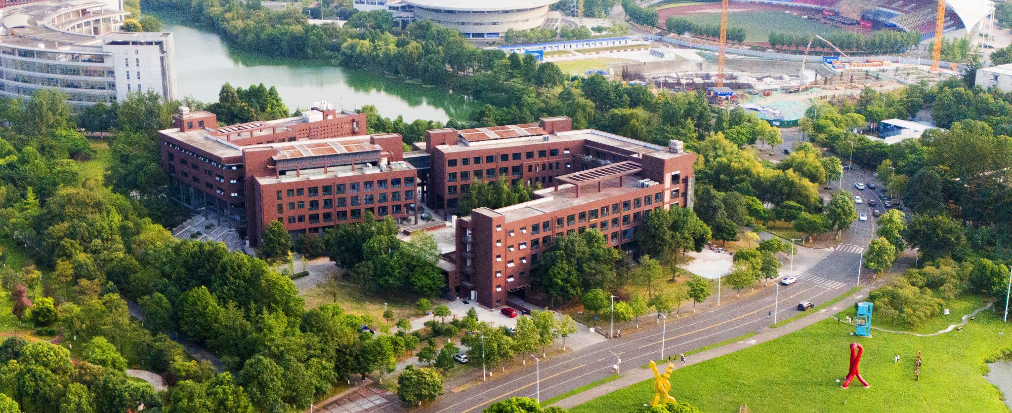学校余敏明书记，闫学东校长与张永和教授走访反差母狗